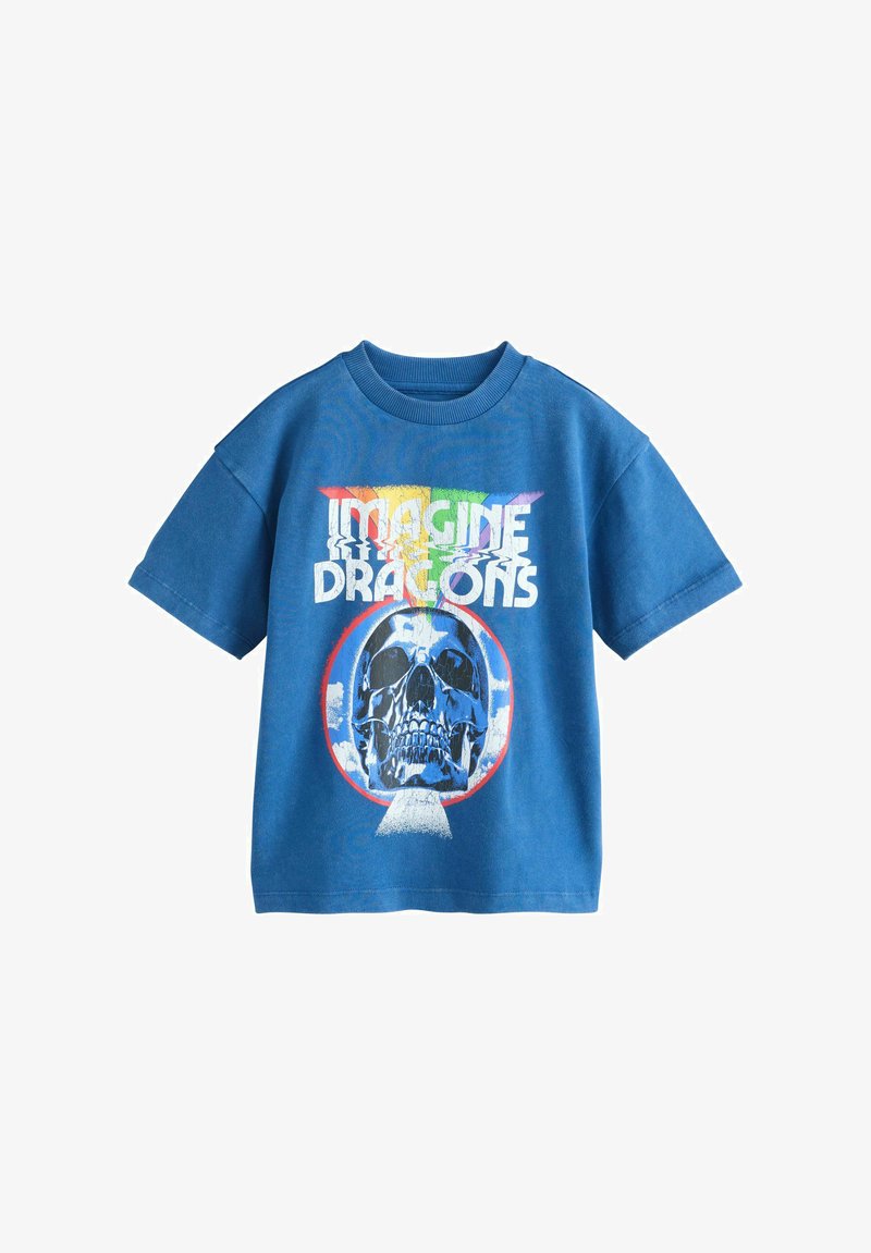 T-shirt bleu à manches courtes avec le texte « Imagine Dragons » en couleurs arc-en-ciel au-dessus d’un grand graphique de crâne dans un cadre circulaire.