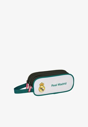 Piórnik z podwójnym zamkiem błyskawicznym z logo Real Madrid i napisem, biały panel przedni, ciemnozielone obszycie i zielony pasek do trzymania z boku.