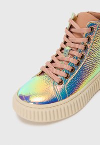 Høyt snøresko med iridescent teksturert overdel, beige tykk ribbet såle, og lyserosa snørebånd som går gjennom metalløyer.