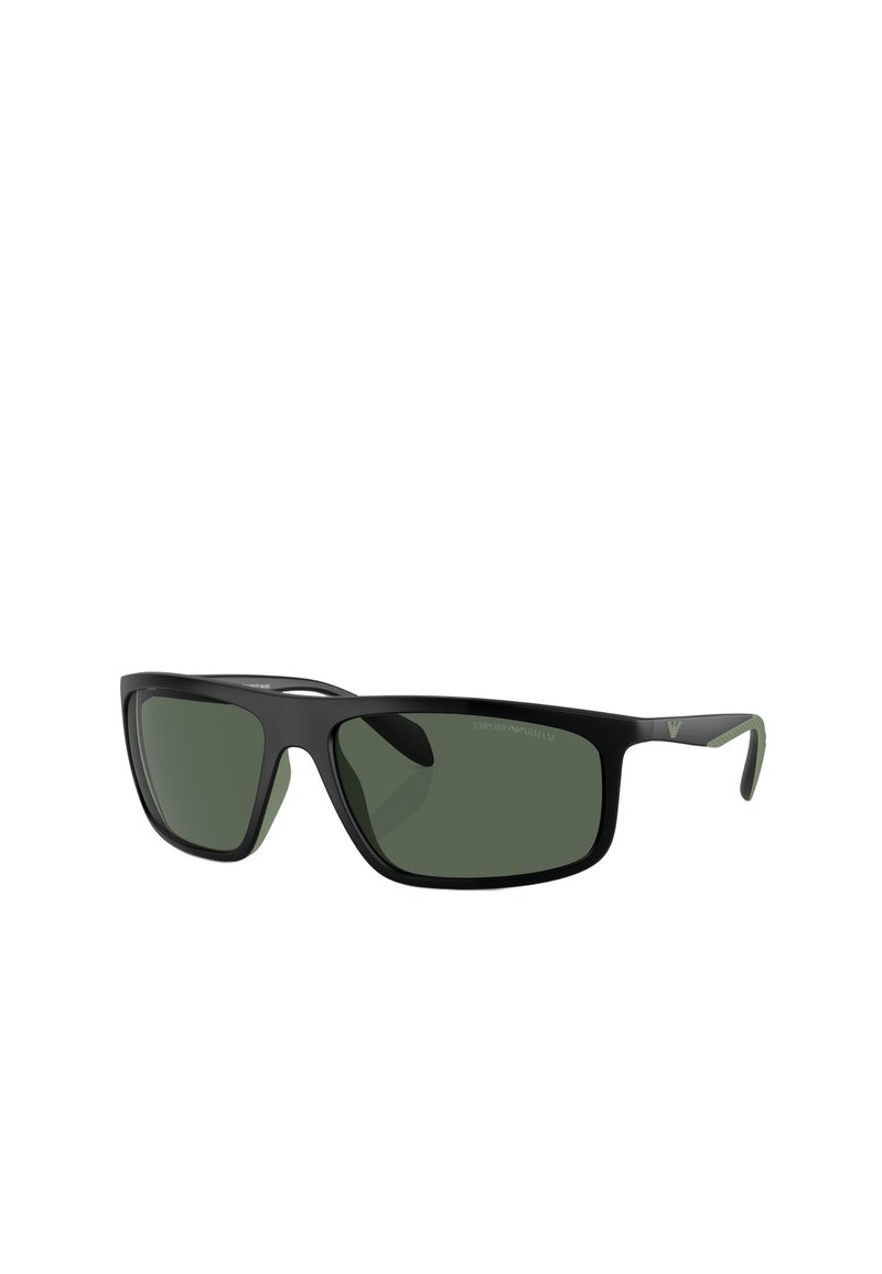 Occhiali da sole rettangolari neri con lenti verdi. Presentano una finitura opaca, una texture liscia e accenti verdi a contrasto sulle tempie.