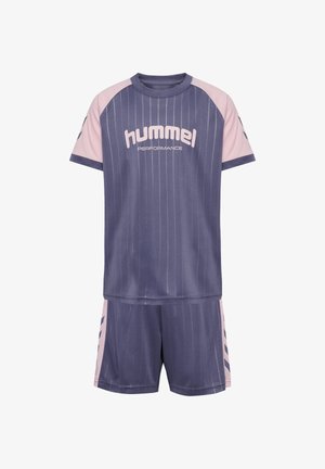 Lilla og pink Hummel træningssæt med en kortærmet, stribet top og matchende shorts, lavet af let og åndbart stof.