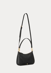 Bolso de hombro de piel negra con correa ajustable, herrajes dorados, cierre de cremallera y un pequeño logo dorado en el centro frontal.