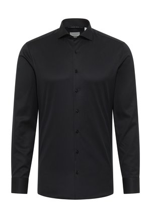 Chemise noire à manches longues en tissu lisse, dotée d'un devant à boutons, d'un col pointu et de poignets à un bouton. Aucune motif visible.