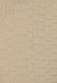 Beige gebreide stof met een textuurpatroon van verhoogde horizontale lijnen. Het materiaal lijkt zacht met een fijne, gelijkmatige weving.