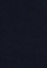 Ciemnoniebieska tkanina, gęsto tkana o gładkiej teksturze, w jednolitym kolorze bez wzorów czy widocznych akcentów.