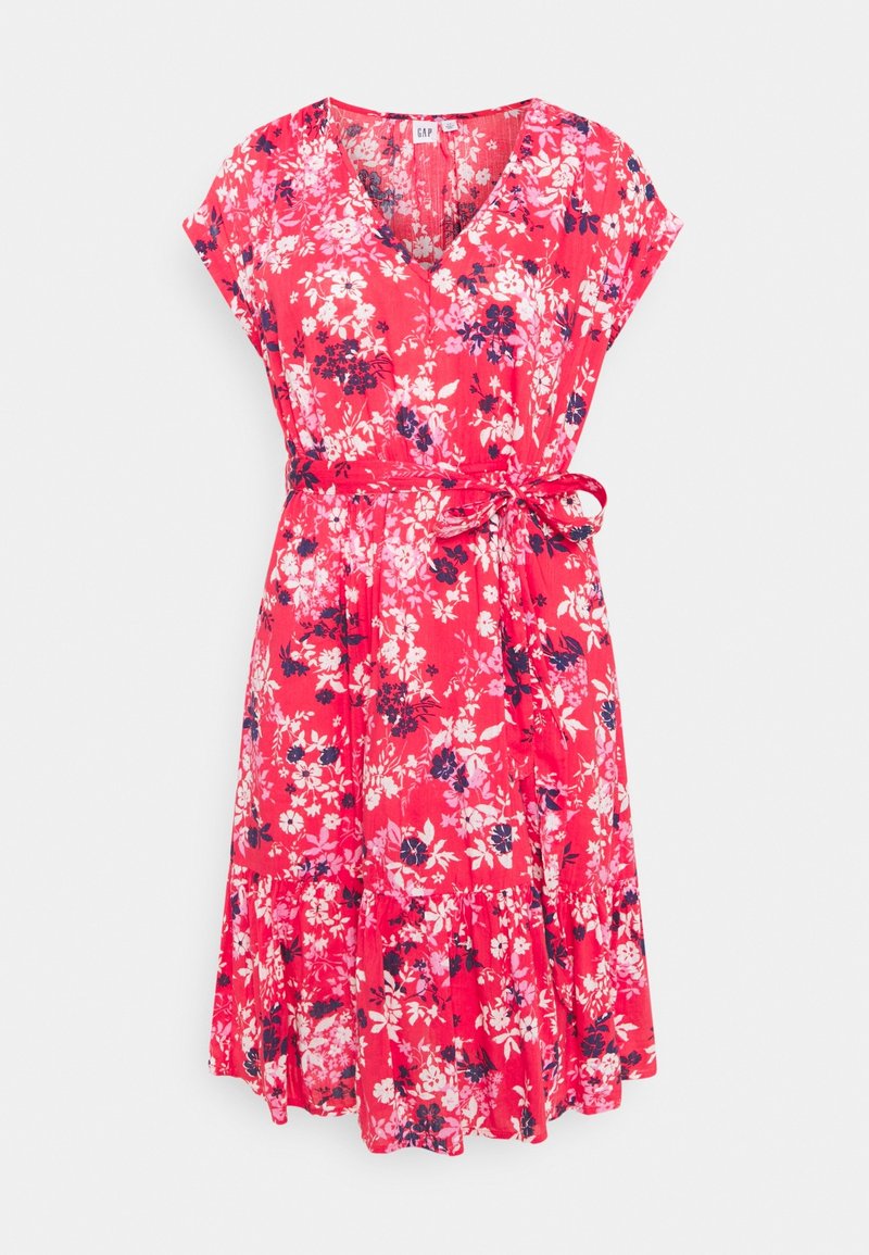 Vestido floral envolvente en rosa brillante con mangas cortas, escote en V, cinturón lateral y dobladillo con volantes en capas. Presenta una mezcla de flores azules y blancas.