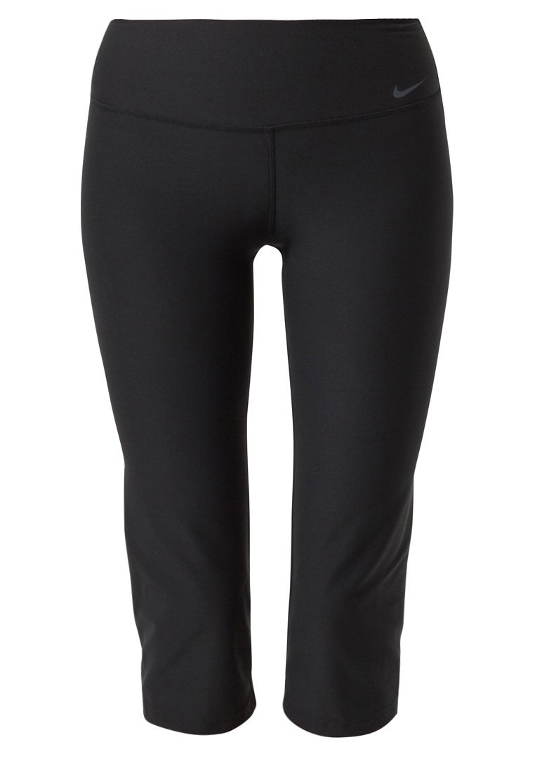 Pantalones atléticos capri negros de tejido elástico, con una cintura alta y un pequeño logo en la cadera izquierda. Textura suave.