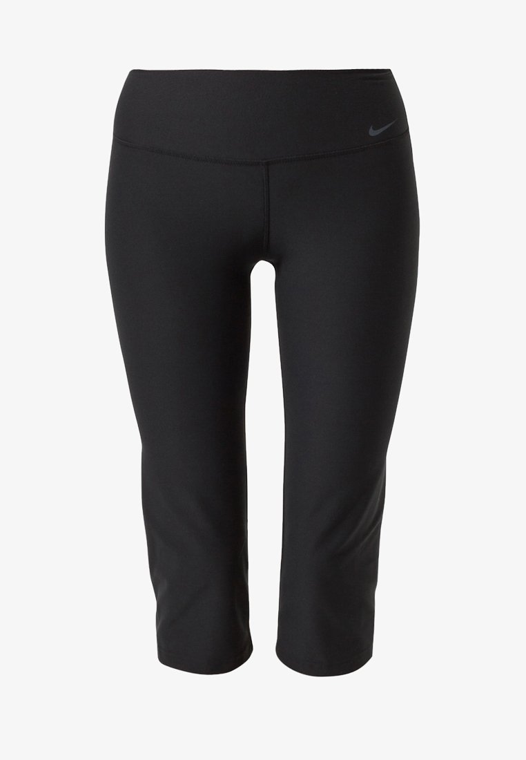 Pantalones atléticos capri negros de tejido elástico, con una cintura alta y un pequeño logo en la cadera izquierda. Textura suave.
