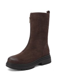 Stivale alla caviglia in suede marrone, con zip laterale, colletto imbottito, punta tonda e suola in gomma testurizzata. Presenta un dettaglio con il logo del brand.