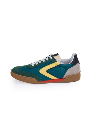 Sneaker basso con camoscio verde, tessuto turchese, dettaglio a chevron giallo, tallone beige, lacci bianchi e suola in gomma color gomma.
