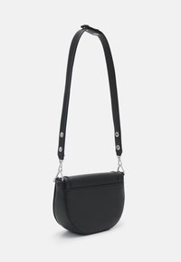 Sac bandoulière en cuir noir avec une forme semi-circulaire. Dispose d'une texture lisse, d'une sangle ajustable et d'accents en métal argenté.