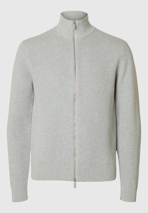 Ljusgrå zip-up tröja med hög krage, ribbad textur och åtsittande ärmar. Har en slät dragkedja framtill för stängning.