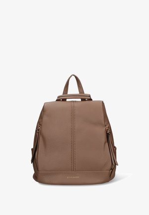 Sac à dos en cuir marron avec une finition texturée, doté d'une poignée supérieure, de deux poches latérales et d'accents en métal doré.