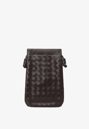 Pouch de cuero marrón oscuro con textura tejida, forma rectangular y borde superior liso. Presenta una pequeña correa de cierre a cada lado.