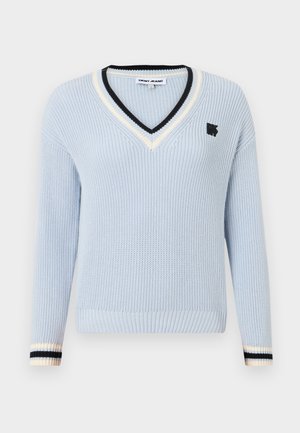 Lyseblå v-utringet strikket genser med svarte og hvite striper ved kragen og mansjettene, med en liten logo på brystet.