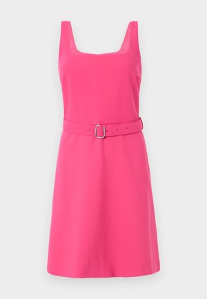 Vestido sin mangas de color rosa con escote cuadrado, cintura ceñida y un cinturón a juego. Textura suave con una silueta ajustada.