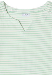 Chemise blanche à rayures horizontales vert clair, col en V, détails froncés aux épaules et étiquette de la marque CECIL.