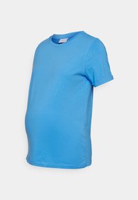 Jasnoniebieska koszulka ciążowa z krótkim rękawem, okrągłym dekoltem i elastycznym materiałem, zaprojektowana tak, aby pomieścić rosnący brzuch.