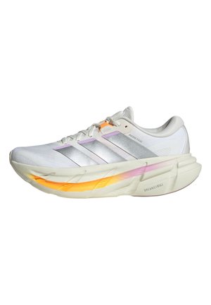 Weißer Sportschuh mit drei silbernen Streifen, gepolsterter Sohle mit gelben und pinken Akzenten und dem Schriftzug „DREAMSTRIKE“ an der Seite.