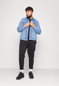 Calvin Klein COMFORT LOGO TAPE PANT - Calças de fato de treino - black