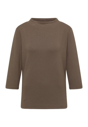 Haut brun texturé avec un design structuré, présentant un col rond et des manches trois-quarts. Le tissu a un motif subtil.