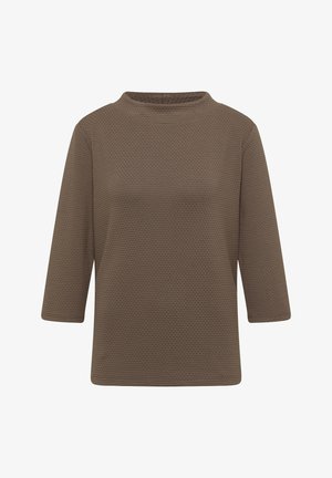 Haut brun texturé avec un design structuré, présentant un col rond et des manches trois-quarts. Le tissu a un motif subtil.