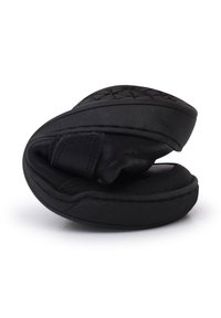 Scarpa nera pieghevole realizzata in pelle e rete. Presenta una suola in gomma testurizzata e un design imbottito per il comfort. Compatta e leggera.