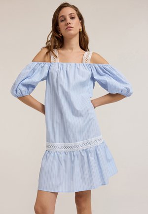 Gaun biru bergaris dengan bahu terbuka, lengan balon, hiasan renda di leher dan tepi, serta detail ruffle mengembang di bagian bawah.