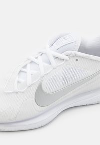 Nike Performance COURT AIR ZOOM VAPOR PRO - Sapatilhas de ténis para vários pisos - white/metallic silver