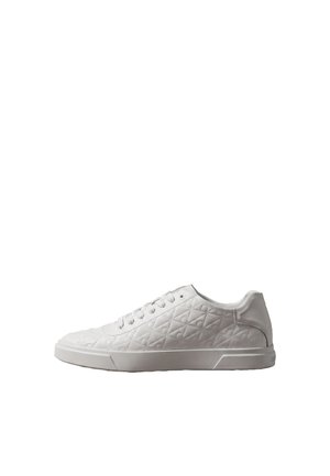 Witte lage sneaker met doorgestikt geometrisch patroon, veters aan de voorkant en platte zool, gezien vanaf de buitenkant.