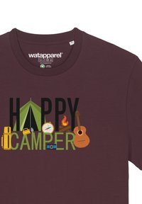 Bordeauxrotes T-Shirt mit dem Text "HAPPY CAMPER". Das Design zeigt Illustrationen eines grünen Zeltes, einer Gitarre, eines Kompasses, einer Kamera, einer Taschenlampe und Feuerholz.