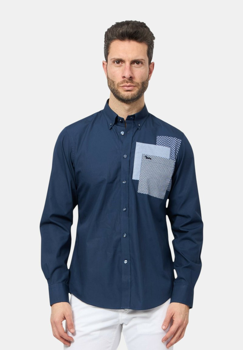 Camicia blu navy con un design testurizzato e tre accenti di tasca azzurri e lavorati sul petto. Tessuto morbido, maniche lunghe.