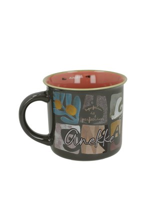 Czarny ceramiczny kubek z kolorowymi abstrakcyjnymi wzorami, napisem „Anekke” oraz frazą „Niedoskonałość to doskonałość”, z różowym wnętrzem i bocznym uchwytem.