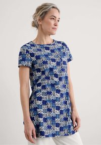 Daugiakampis trumpų rankovių viršus su bangų raštu mėlynos, baltos ir juodos spalvų. Atsipalaidavęs kirpimas su apvaliomis iškirptėmis. Minkšta medžiaga.