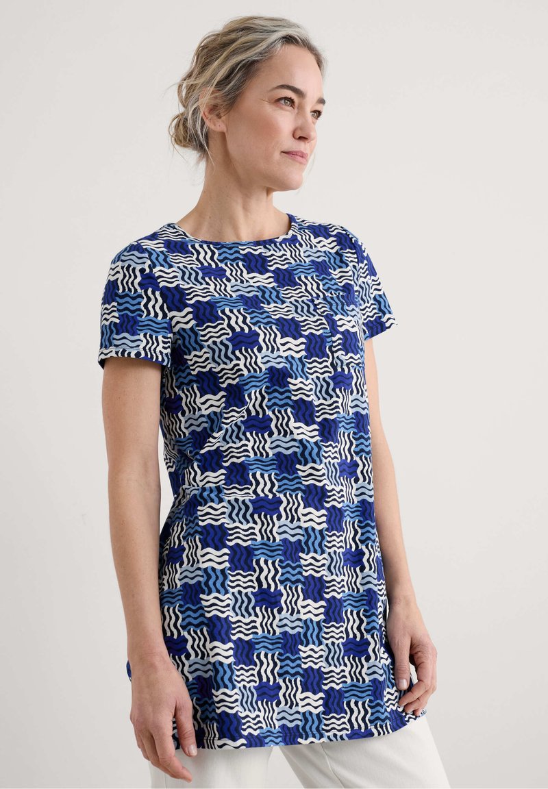 Daugiakampis trumpų rankovių viršus su bangų raštu mėlynos, baltos ir juodos spalvų. Atsipalaidavęs kirpimas su apvaliomis iškirptėmis. Minkšta medžiaga.