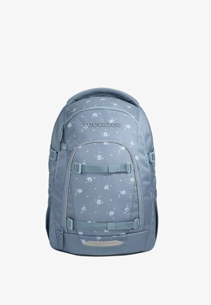 Mochila azul claro con patrón floral, respaldo acolchado, correas laterales dobles, compartimento principal y bolsillo frontal con cremallera. Material de tela duradera.