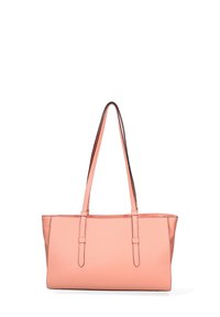 Borsa a spalla in pelle color pesco con due manici lunghi, forma rettangolare elegante, superficie testurizzata e sottili accenti neri.
