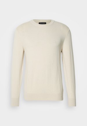 Beige gebreide trui met een ronde halslijn, lange mouwen en geribbelde manchetten en zoom. Zachte textuur met subtiele logodetail op de borst.