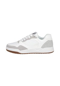 Zapatilla blanca y gris con puntera perforada, detalles de ante texturizado, cordones planos, cuello acolchado y suela de goma con una trama marrón.