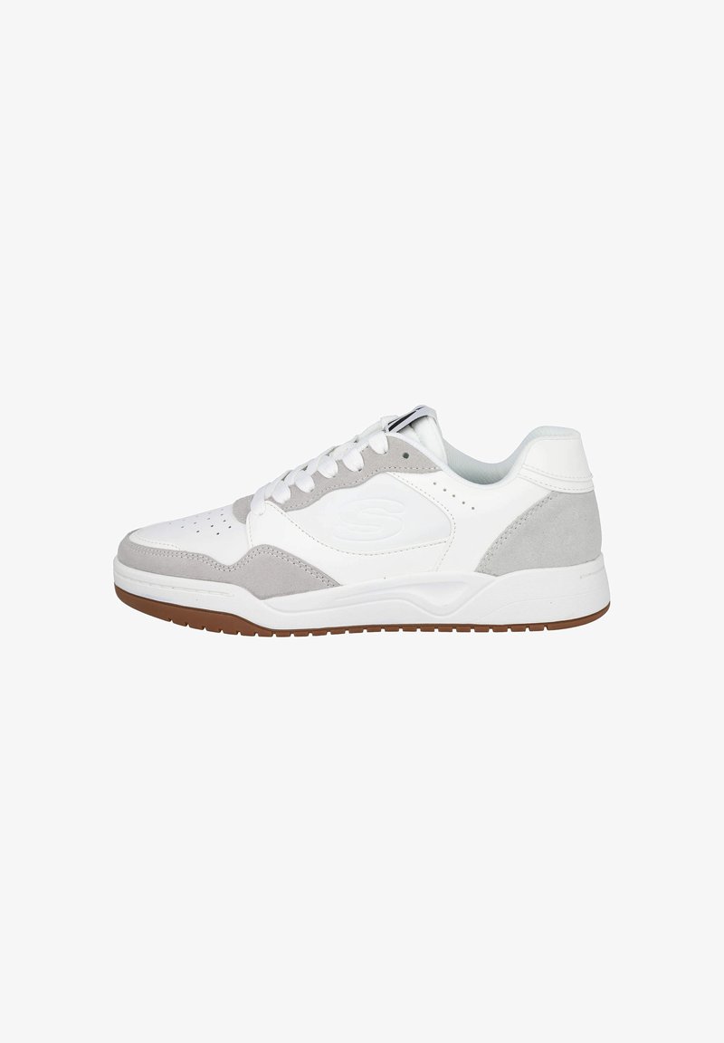 Zapatilla blanca y gris con puntera perforada, detalles de ante texturizado, cordones planos, cuello acolchado y suela de goma con una trama marrón.