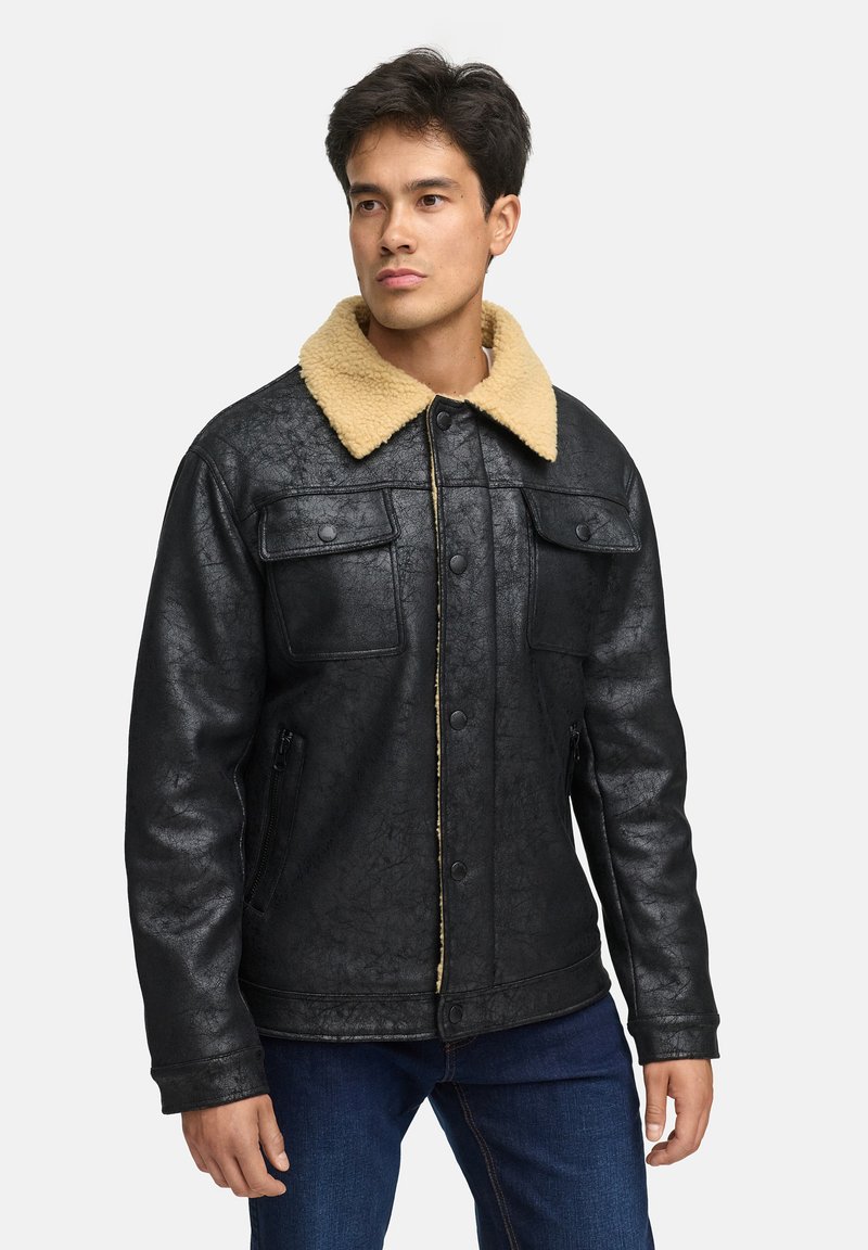 Schwarze Kunstlederjacke mit einem beigen Shearling-Kragen, zwei Brusttaschen und seitlichen Eingrifftaschen. Texturierte Oberfläche mit Knopfverschluss.
