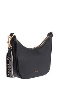 Črna usnjena torba za ramo s ukrivljenim dizajnom, rožnato zlato kovinsko okovje in naramnico z logotipom, ki vsebuje napis "JOOP!" v belem. Zadrga za zapiranje.