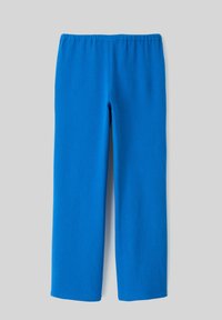 Pantalons légers et bleus à taille élastique avec une coupe droite et un tissu doux et texturé. Pas de motifs ni d'ornements visibles.