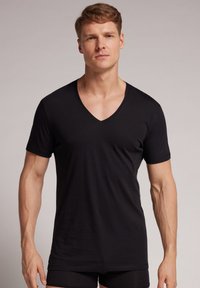 Zwarte T-shirt met korte mouwen en V-hals, gemaakt van zachte stof, aansluitend ontwerp, gladde textuur, eenvoudig zonder patronen of versieringen.