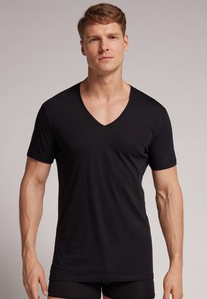 Zwarte T-shirt met korte mouwen en V-hals, gemaakt van zachte stof, aansluitend ontwerp, gladde textuur, eenvoudig zonder patronen of versieringen.