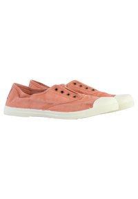 Scarpe slip-on in tela color corallo, con una texture liscia, punta in gomma bianca e grommet neri per la ventilazione.