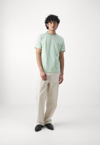 BOSS TEE - Basic póló - open green