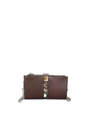 Pochette rettangolare in pelle marrone con tracolla a catena argentata, striscia centrale multicolore in pelle di serpente e chiusura con logo circolare metallico.