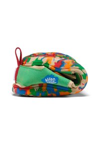 Zapato colorido tipo slip-on con una parte superior flexible con salpicaduras de verde, naranja y azul. Incluye una lengüeta roja y una suela texturizada.
