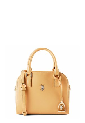 Borsa in pelle marrone chiaro con superficie testurizzata, manici superiori, tracolla regolabile e logo e ciondolo a forma di cavaliere argentati sulla parte frontale.